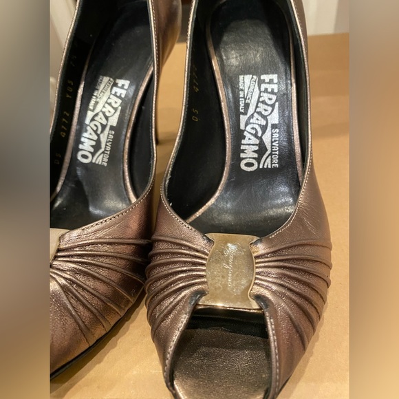 Salvatore Ferragamo Fiberia Peep toe metallic pumps. 37. new - Picture 2 of 8